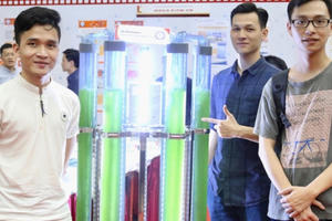 Nam sinh Bách khoa lọc không khí trong nhà bằng cây tảo Nam sinh Bách khoa lọc không khí trong nhà bằng cây tảo