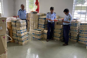 Hàng chục nghìn sản phẩm mỹ phẩm, dao không rõ nguồn gốc vừa bị tạm giữ