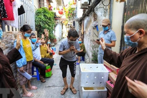 Những tấm lòng hảo tâm dành cho người dân 'xóm chạy thận' mùa dịch Những tấm lòng hảo tâm dành cho người dân 'xóm chạy thận' mùa dịch