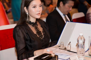 Lý Nhã Kỳ kiêu sa ngồi ghế nóng đêm Sơ kết Miss Grand International 2017