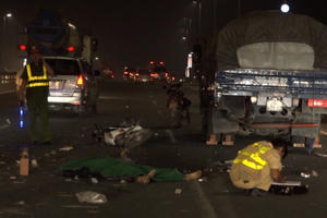 Va chạm với xe tải trên cầu Nhật Tân, nam thanh niên tử vong tại chỗ