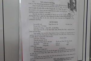 Lệnh truy nã Vũ "nhôm" được dán ở trụ sở phường