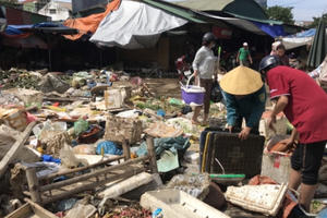 Tiểu thương Hà Tĩnh chết lặng nhìn hàng hóa thành rác sau trận lũ lịch sử