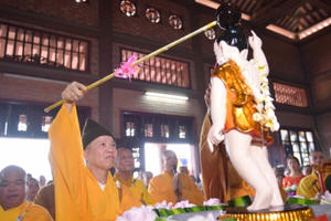 Trang trọng nghi thức tắm Phật và rước xe hoa mừng Đại lễ Vesak 2019
