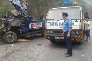 Hòa Bình: Xe tải mất phanh đâm vào vách đá, 2 người tử vong