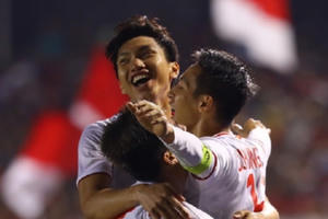 Clip ghi lại khoảnh khắc ấn tượng Văn Hậu đánh đầu và đá tung lưới thủ thành Indonesia