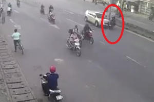 [Clip]: Sang đường không quan sát, hai thanh niên bị ô tô tông trực diện