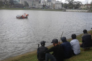 Lâm Đồng: Xe máy lao xuống hồ Xuân Hương trong đêm tối, một thanh niên mất mạng