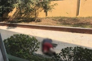 Để lại thư tuyệt mệnh, người đàn ông rơi từ tầng 5 Học viện Ngân Hàng tử vong Để lại thư tuyệt mệnh, người đàn ông rơi từ tầng 5 Học viện Ngân Hàng tử vong