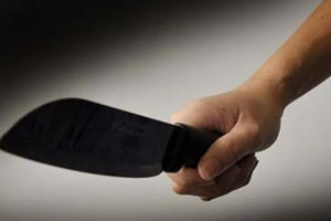 Em chồng vác dao sang nhà chém chị dâu 11 nhát