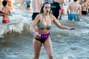 Lạnh âm 8 độ C, hàng nghìn người vẫn lao xuống... tắm biển Lạnh âm 8 độ C, hàng nghìn người vẫn lao xuống... tắm biển