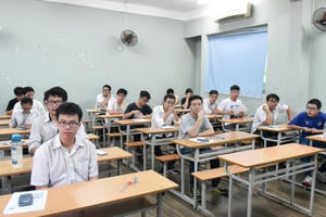 Có thí sinh mang 4 máy tính vào phòng thi tổ hợp Khoa học tự nhiên