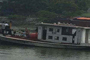 Ninh Bình: Tàu đá bị chìm sau va chạm, 5 người thoát chết