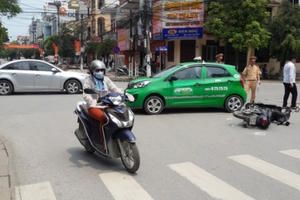 Hà Nam: Mất tầm nhìn, 2 ô tô đâm nhau tại ngã tư