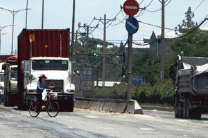 Xe quá khổ quá tải phá hoại tài sản của Nhà nước