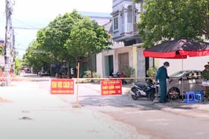 Ghi nhận 2 ca nhiễm Covid-19 ở Tiên Lữ, phong tỏa Trung tâm Y tế huyện