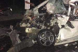Xe ô tô 4 chỗ nát bươm sau va chạm xe tải, 1 người tử vong