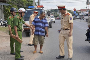 Đồng Nai: Xe đưa đón học sinh lại tiếp tục làm rơi 2 cháu xuống đường