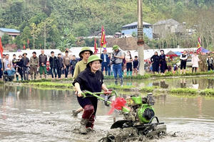 Bí thư xã Bạch Thông xuống đồng và thực hiện nghi lễ "đường cày đầu năm"