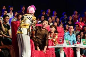 Trấn Thành, nhạc sĩ Đức Huy hốt hoảng vì bị thí sinh “cưỡng hôn” trong Làng hài mở hội Trấn Thành, nhạc sĩ Đức Huy hốt hoảng vì bị thí sinh “cưỡng hôn” trong Làng hài mở hội
