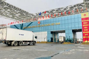 Gần 700 tấn hàng hóa được thông quan qua cầu Bắc Luân II sau 2 ngày thí điểm cuối tuần