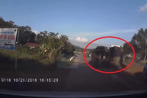 Xe tải lật nghiêng khi cố vượt xe khách