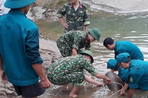 Bom “khủng” nặng đến 343 kg được nhô lên trên dòng Nậm Mộ