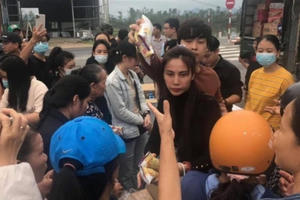 Chung tay ủng hộ đồng bào lũ lụt miền Trung - Tình người trong gian khó