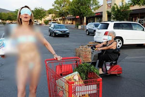 Lấy khẩu trang làm bikini, nữ nghệ sĩ Mỹ bị chỉ trích dữ dội