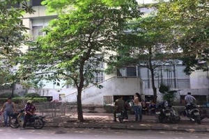 Hoảng hồn thấy bé trai 5 tuổi nghi rơi từ tầng 7 xuống