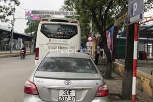 Hà Nội: Biển báo dừng đỗ khó hiểu hành dân ở phường Nhật Tân