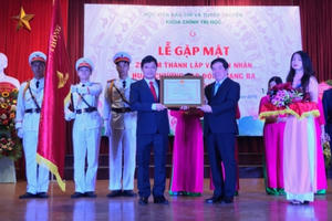 Khoa Chính trị học vinh dự đón nhận Huân chương Lao động hạng Ba