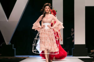 Á hậu Thùy Dung hoá công chúa mở màn bộ sưu tập của NTK Vincent Đoàn