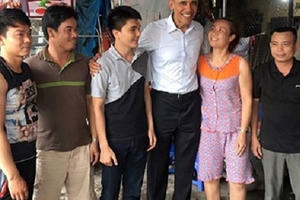 Tổng thống Obama ghé quán trà đá trên đường ra sân bay