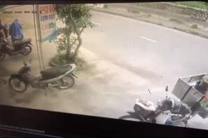 Clip: Xe máy sang đường, bị ô tô tông bay hàng chục mét