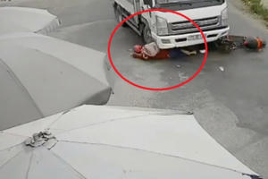 Clip: Pha thoát chết thần kỳ của cô gái “húc” trực diện vào đầu xe tải