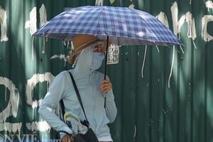 Phụ huynh gồng mình dưới cái nắng gần 40 độ C chờ con thi