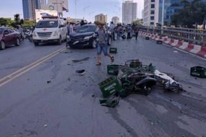 Hà Nội: Ô tô “điên” náo loạn trên cầu vượt, nhiều người bị thương nặng