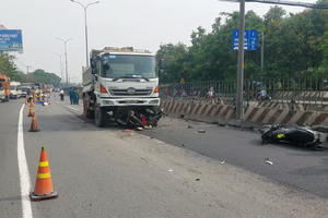 Nhóm công nhân đang trải nhựa thì bị xe ben đâm