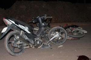 Bình Dương: Hai xe máy đối đầu trong đêm, 3 người nguy kịch