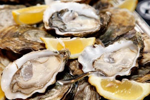 Ăn hàu cắn trúng viên ngọc trai 4.000 USD