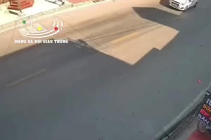 [Clip]: Va chạm với xe ô tô con, xe tải lật nghiêng trên đường