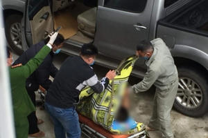 Người đàn ông tử vong trên chiếc xe bán tải đỗ trong sân bệnh viện