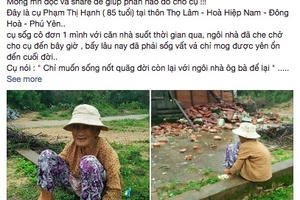 Xót xa hình ảnh cụ bà neo đơn ngồi thất thần trước căn nhà bị đổ sập sau cơn bão số 12