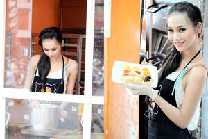 Nữ hoàng trang sức trổ tài làm bánh