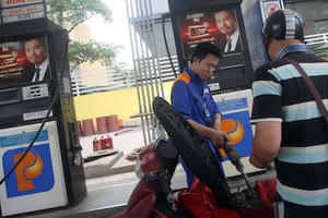 Cho xả quỹ bình ổn, giá xăng dầu đồng loạt tăng nhẹ 350 đồng/lít