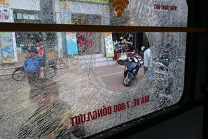 Bị bạn gái phớt lờ lời nói, nam thanh niên dùng gạch ném vỡ kính xe buýt