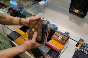 Không bán, tiêu thụ “hàng hiệu” giá... phải chăng