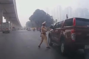 Hà Nội: Đang xác minh clip CSGT "vung gậy" khiến gương xe ô tô vỡ tan