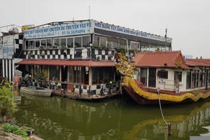 Du thuyền xa hoa thành phế thải án ngữ hồ Tây